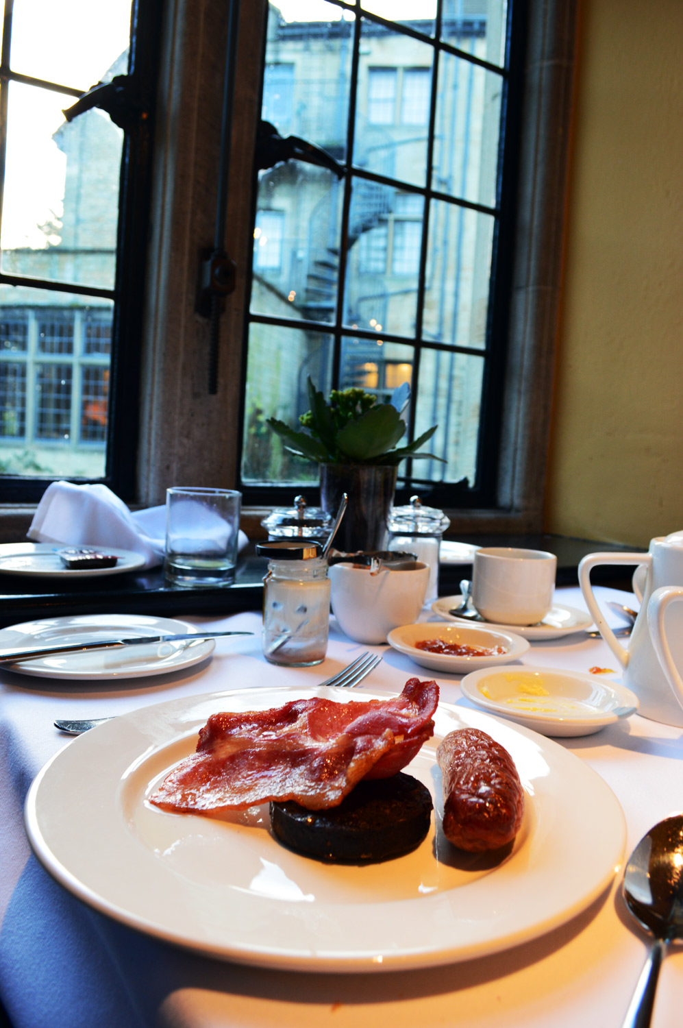 English breakfast at the Hare and Hounds Hotel